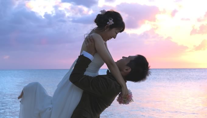海で抱き合う新郎新婦