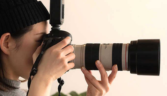 女性カメラマン